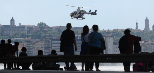 허블레아니호 침몰 닷새째인 2일(현시지간) 헝가리 부다페스트 다뉴브강 머르기트 다리 인근에서 헝가리 경찰 헬리콥터가 수색작업을 하고 있다.   연합뉴스